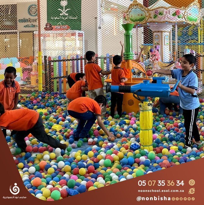 طلاب في ركن اللعب
